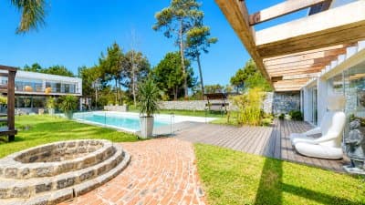 Barrio privado, moderna, 5 suites, 489 m2, ideal para vivir todo el año.
