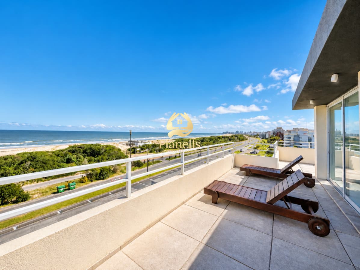 Penthouse de 3 Dormitorios con Barbacoa en Primera Línea del Mar, Playa Brava Punta del Este