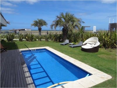 Excelente apto 3 dormitorios uno de ellos en suite Muy bien decorado , Cuenta con Jardin, deck, piscina parrillero priva