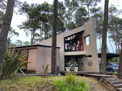 Ubicada en Barrio Privado Laguna Blanca 4 dormitorios , dep de servicio office parrillero lavadero rodeada de hermosos p
