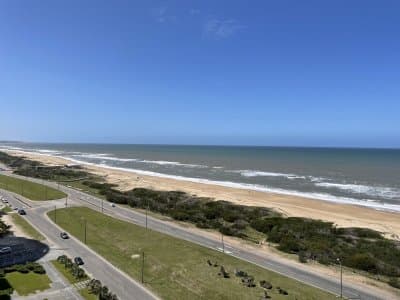 Brava | Apartamento #5854 ¡Ven a disfrutar de la vida en Punta del Este! Esta hermosa propiedad está ubicada en Brava, c