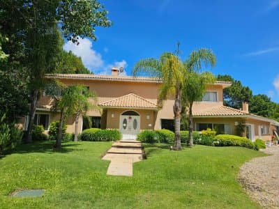 Casa en venta en La Arbolada. 5 dormitorios, piscina, parrillero