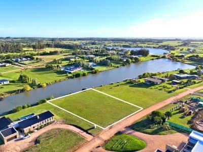 Pueblo Mío, sobre lago.