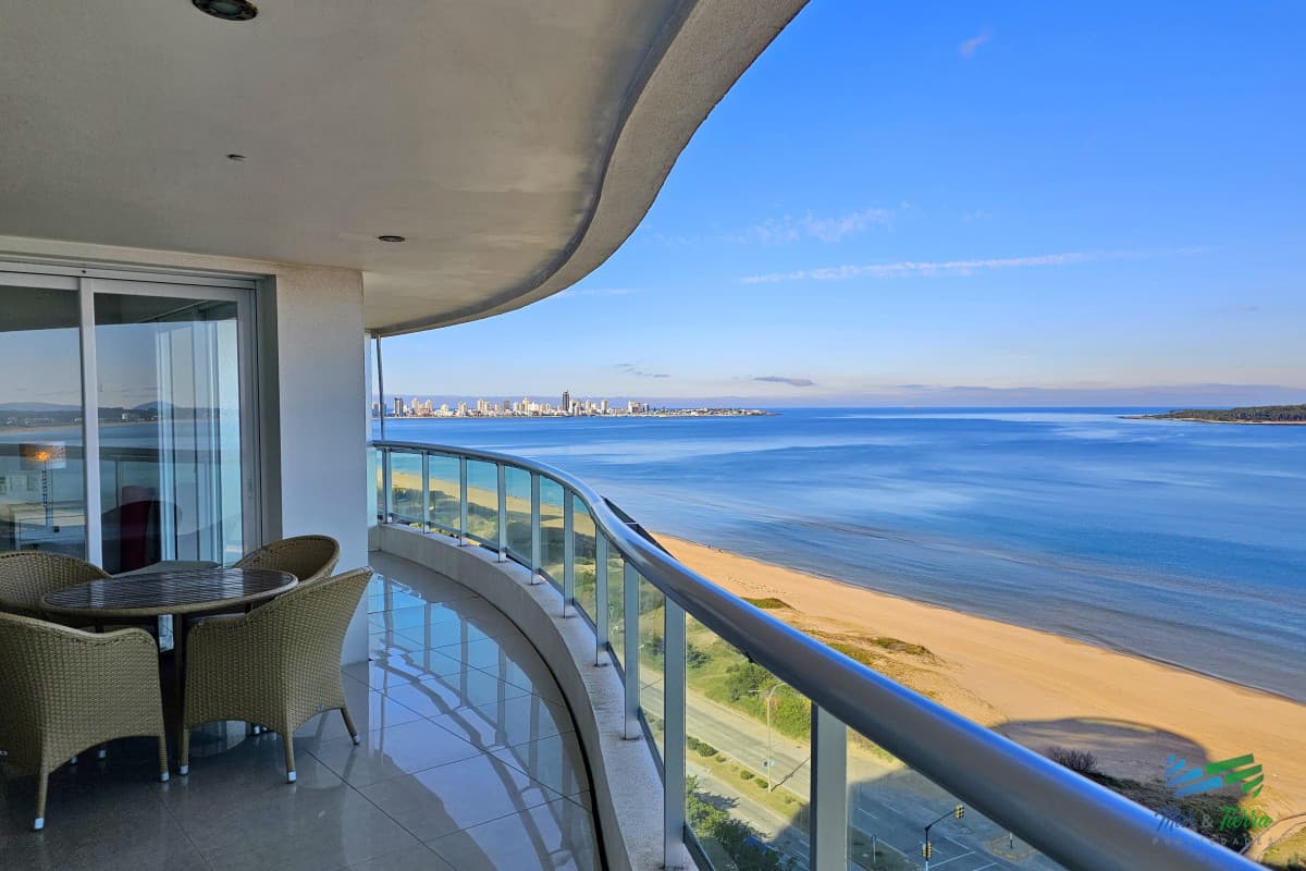 Alquilo apartamento 3 dormitorios frente al mar con servicios, Playa Mansa, Punta del Este