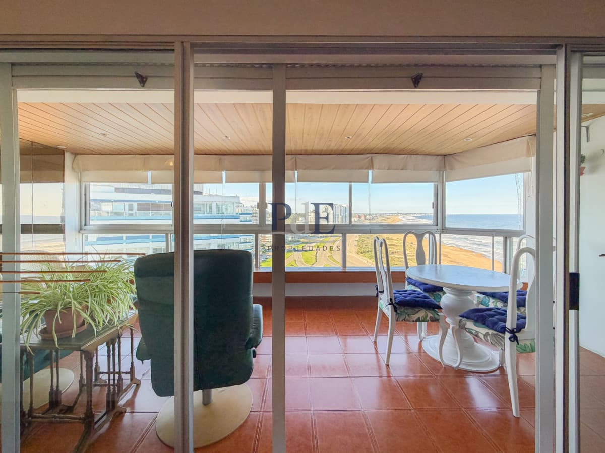 Piso alto en Brava, 3 suites más dependencia