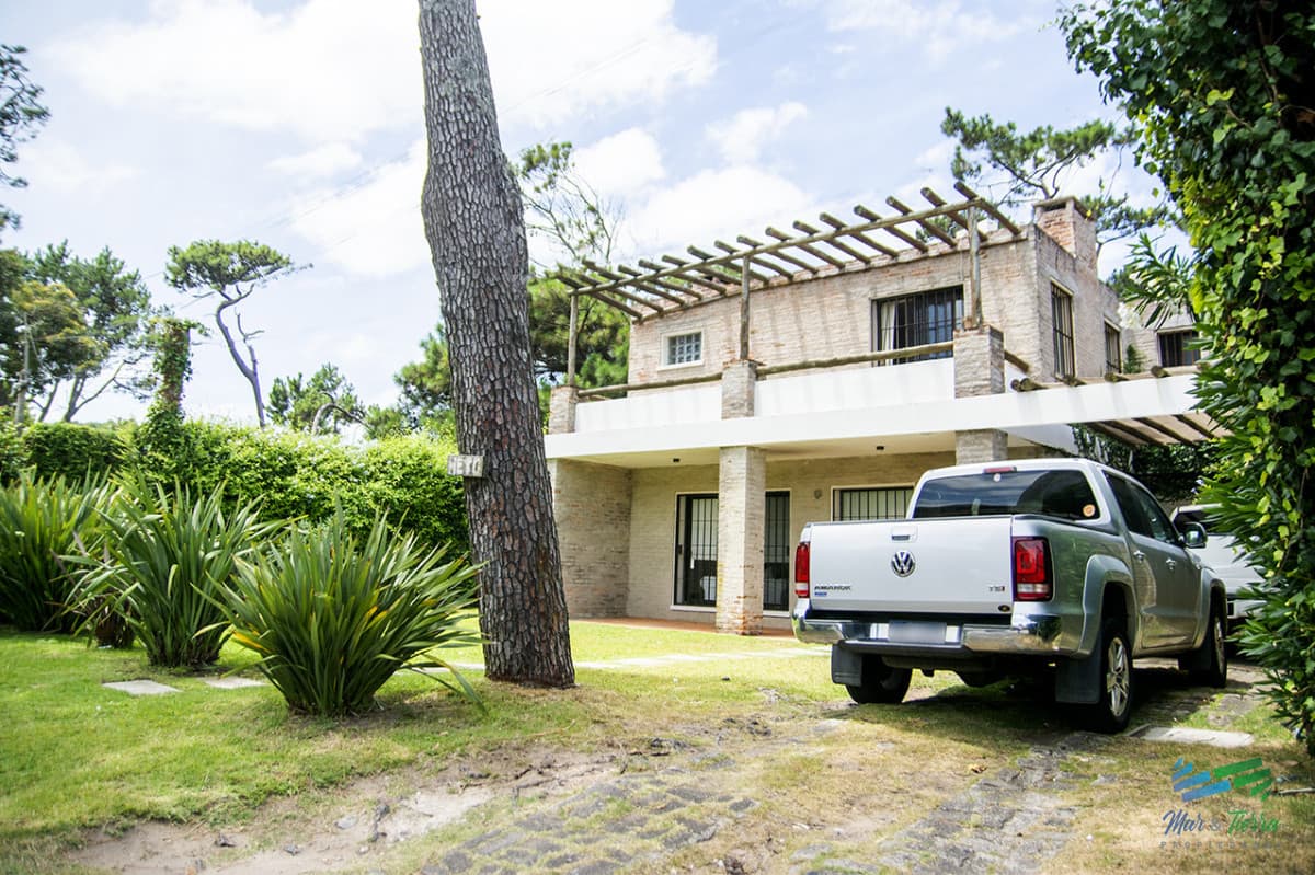 En venta casa de 5 dormitorios a metros de Playa Mansa, Punta del Este