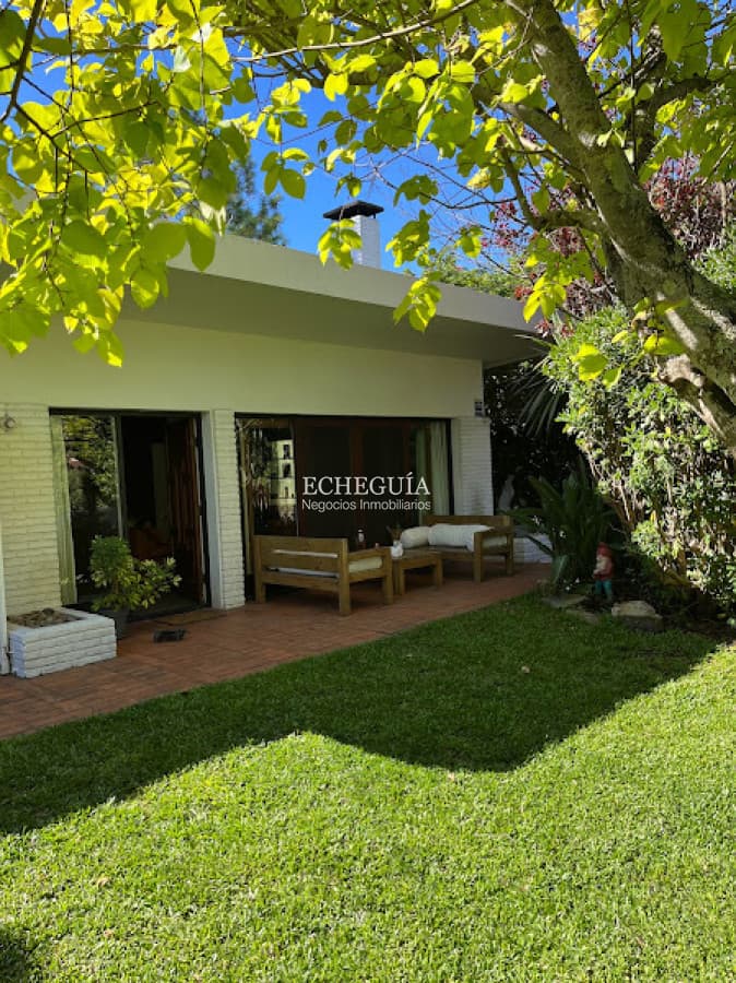 Amplia Casa en Playa Mansa, a 100 metros del mar ! Venta y Alquiler