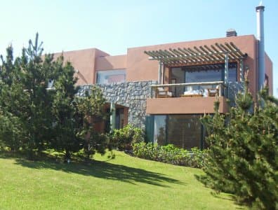 Comoda propiedad , en lo alto del chorro , con excelente visual y cerca al mar. En planta alta se encuentran el living ,