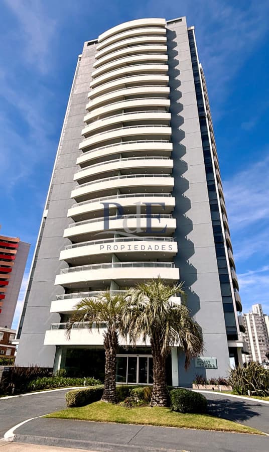 Apartamento en alquiler de temporada | 3 dormitorios, 2 baños, piso alto con vista al mar, edificio con servicios