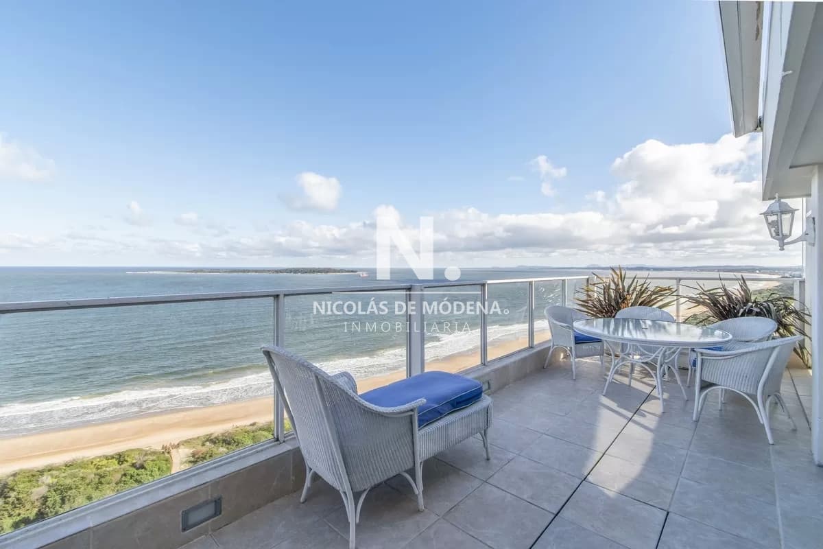 Vende excelente departamento 3 dormitorios en Tunquelen , Playa Mansa, Punta del este