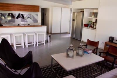 Cómoda casa en el bosque , zona tranquila Living comedor con cocina integrada y salida a la galeria 2 dormitorios en la