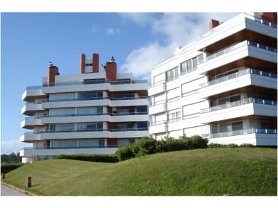 Brava | Apartamento #5767 Apartamento en Brava - Punta del Este Ubicado a 50 metros del Mar. Unidad de 4 Dormitorios 0 B