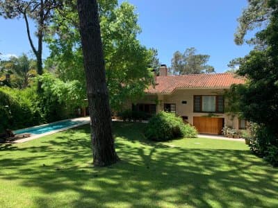 Golf | Casa #9402 Tu Refugio en el Corazón de Golf - Punta del Este Descubre la elegancia y la comodidad en esta impresi