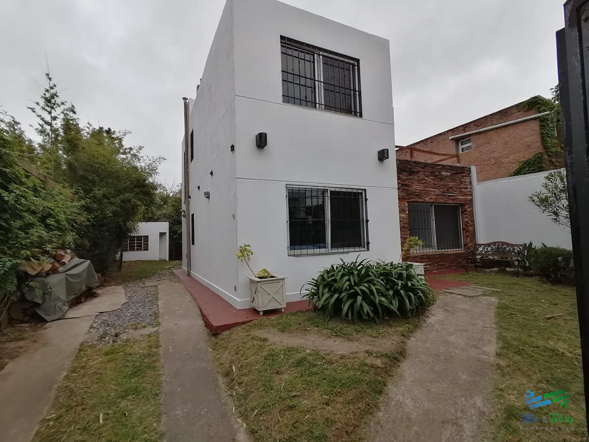 ALQUILER ANUAL DE CASA EN LA BARRA, MALDONADO. - 4 DORMITORIOS, 3 BAÑOS, 1 EN SUITE. PARRILLERO TECHADO , CERCADA Y CON