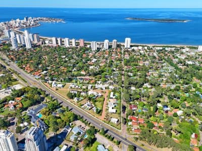 Barrio Privado, Playa Mansa. 5 suites + servicio, 2 piscinas. Losa radiante.