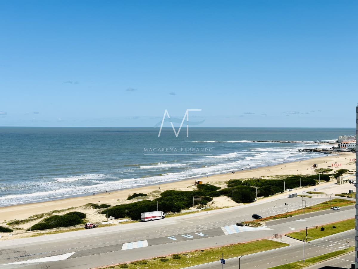 Venta de apartamento con vista al mar y muy luminoso de 2 dormitorios con 2 baños, Playa Brava Aidy Grill, Punta del Est