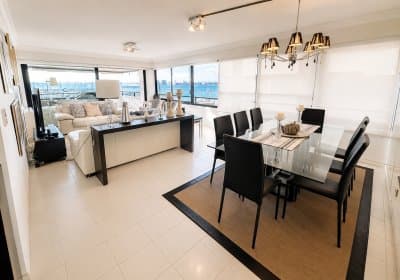 Puerto, 3 suites + servicio. 2 garajes.