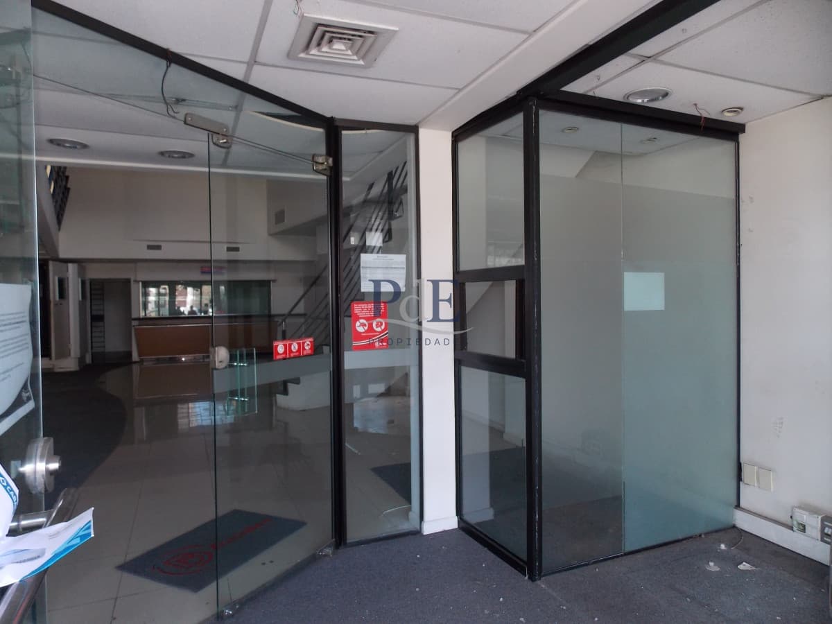 Local Comercial con Estacionamiento. Ideal Banco u Oficinas.