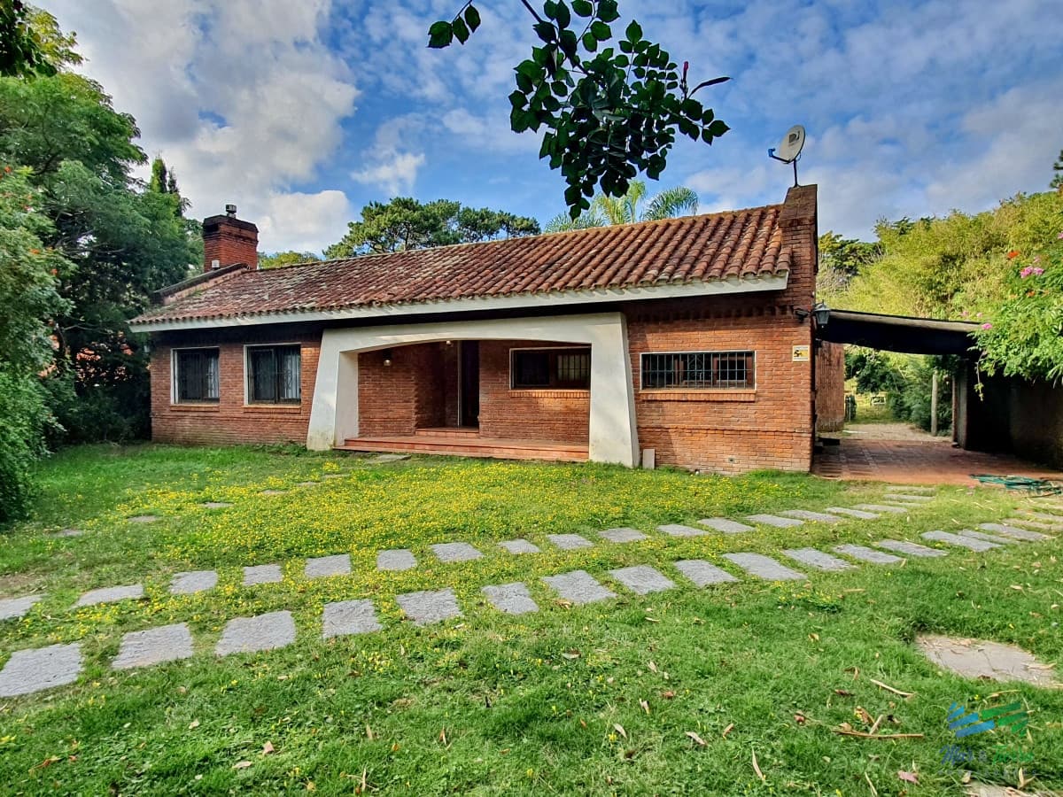 Se alquila anual casa 3 dormitorios con gran terreno en Cantegril, Punta del Este.