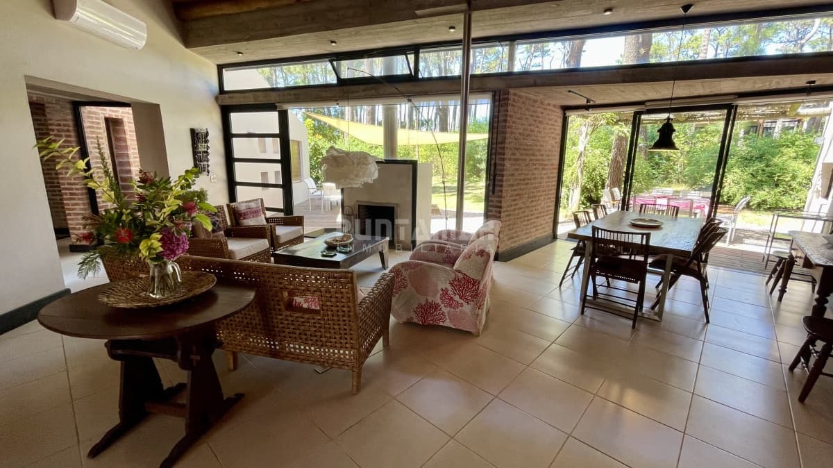 VENTA CASA 4 DORMITORIOS MANANTIALES BARRIO LAGUNA BLANCA