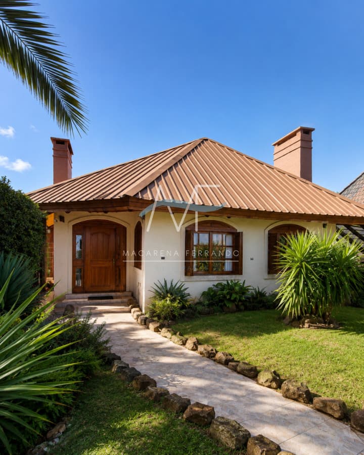 Casa con dos unidades independientes + dependencia de servicio, gran jardín y piscina climatizada Punta del Este